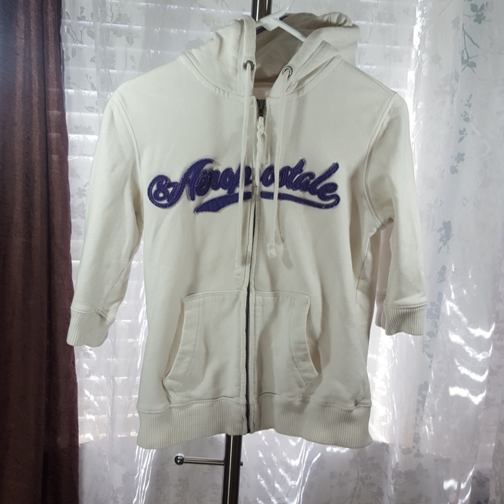 White mid sleeved hoodie